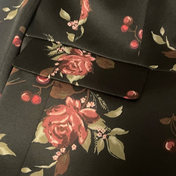 Beautiful black floral blazer - Picture 4 of 5